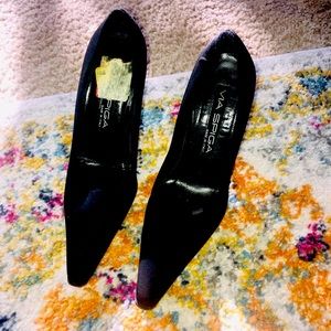 Sexy black Italian pumps